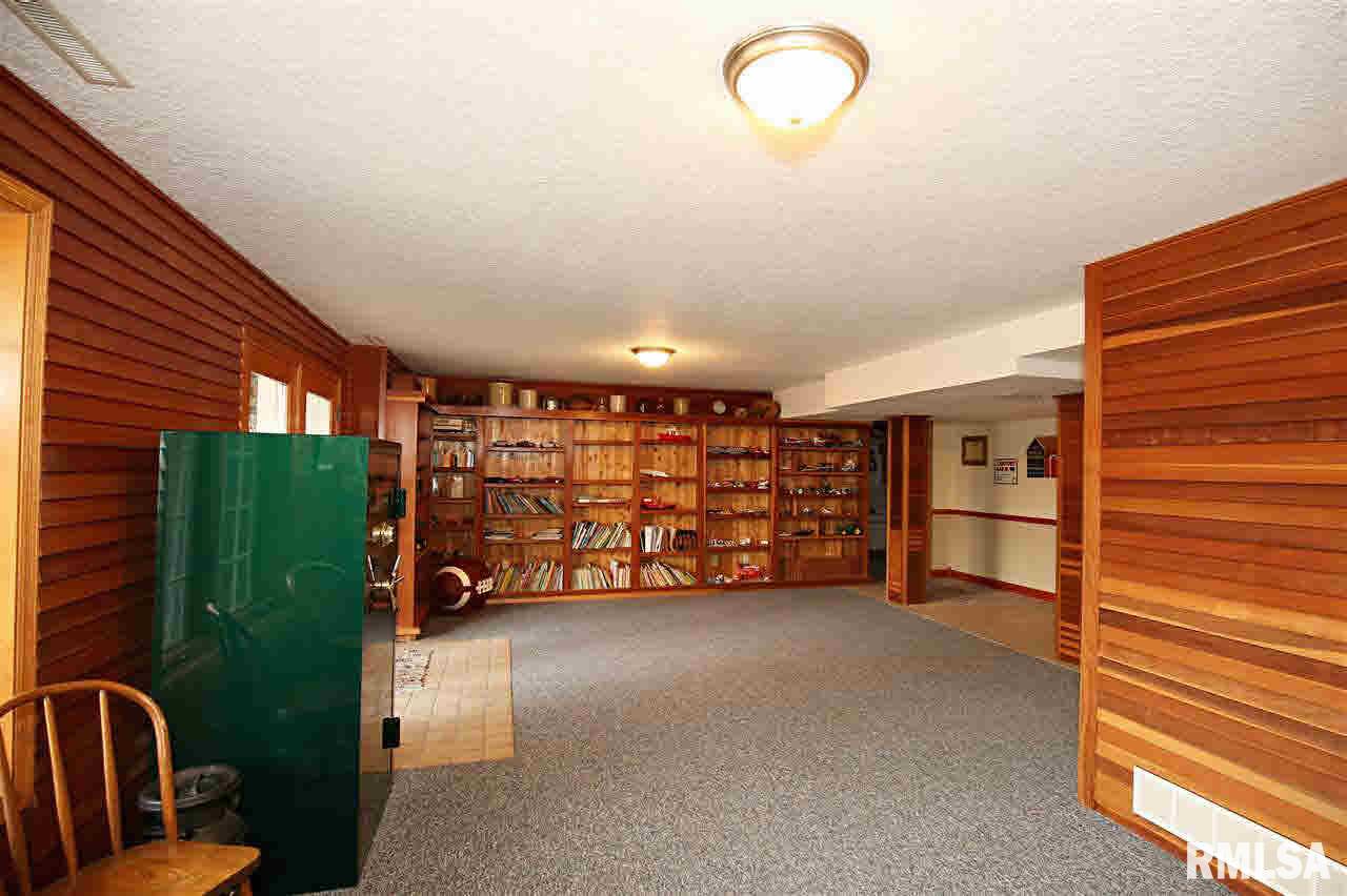 18305 Robbins Road Pleasant Valley, IA 52767 - Photo 17 of 22 Gallery Image 17