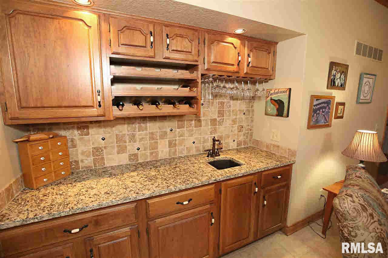 18305 Robbins Road Pleasant Valley, IA 52767 - Photo 7 of 22 Gallery Image 7