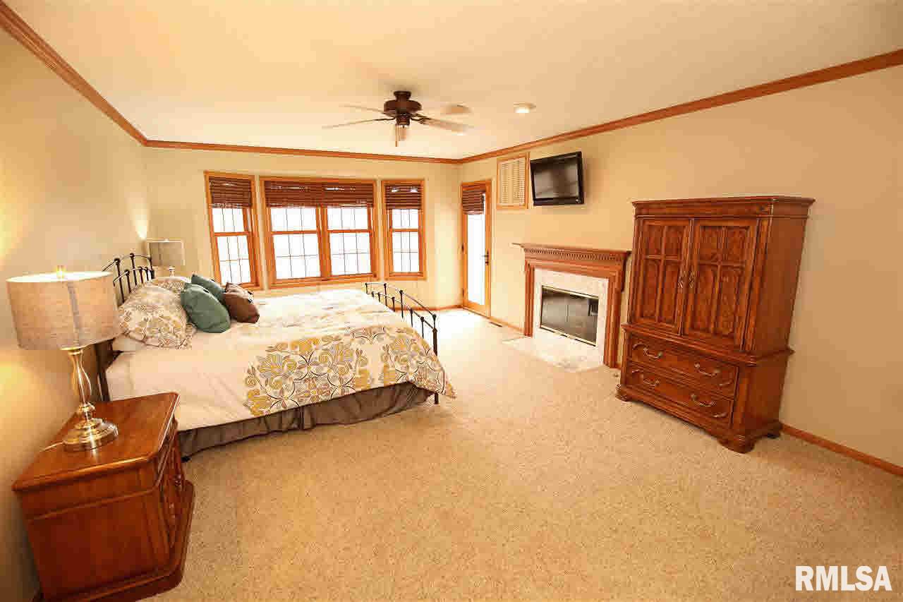 18305 Robbins Road Pleasant Valley, IA 52767 - Photo 10 of 22 Gallery Image 10