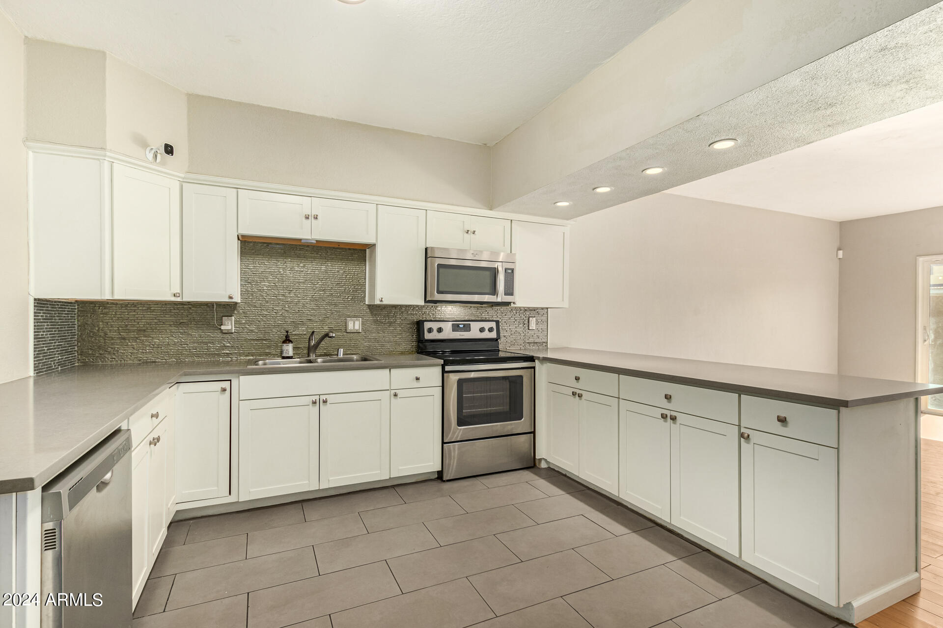 355 East Thomas Road, Unit B102 Phoenix, AZ 85012 - Photo 11 of 33 0011-11-Thomas