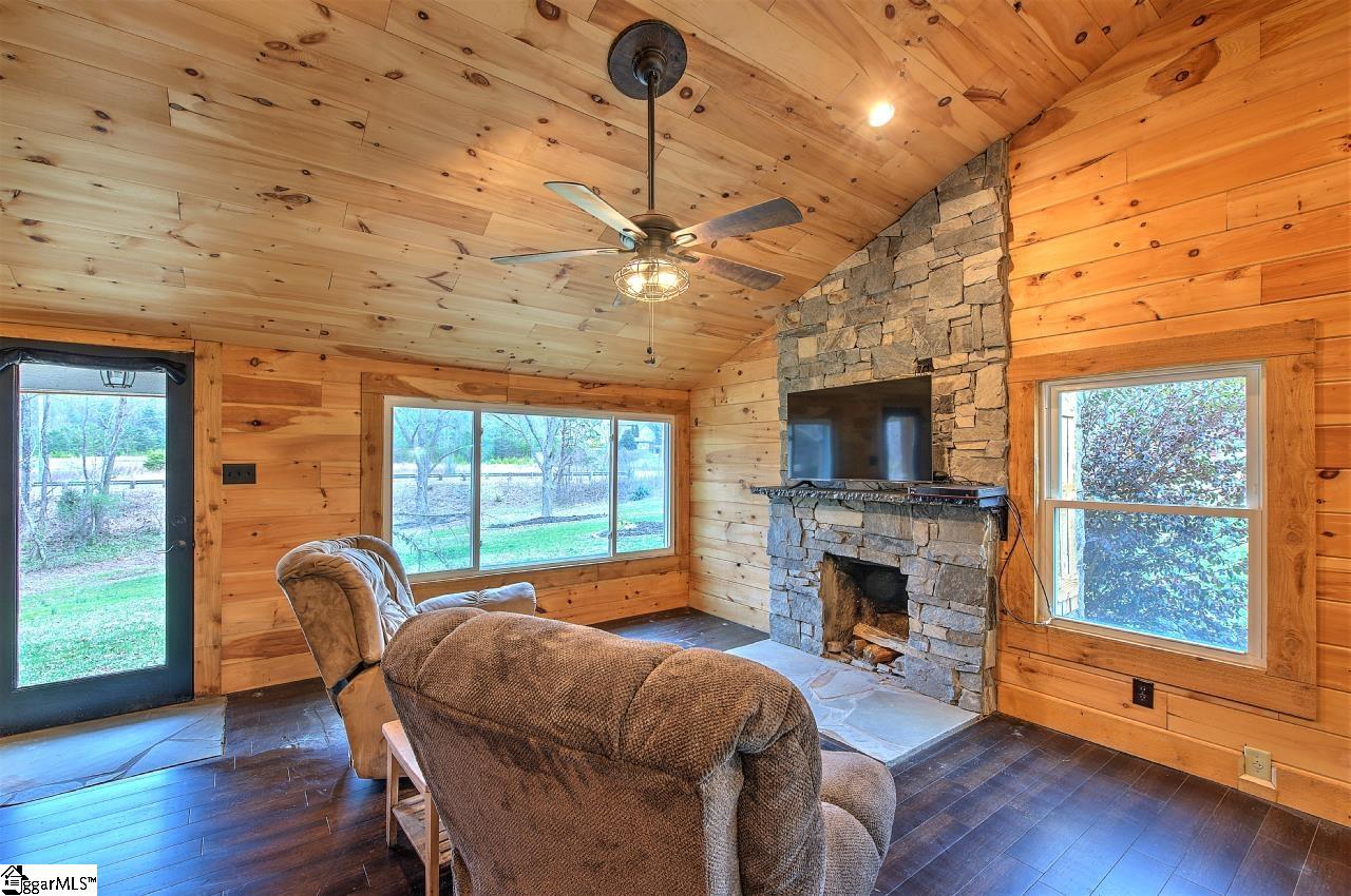 939 Glassy Road Landrum, SC 29356 - Photo 4 of 33