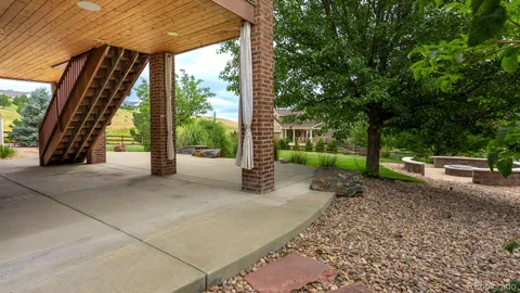 a view of a back yard