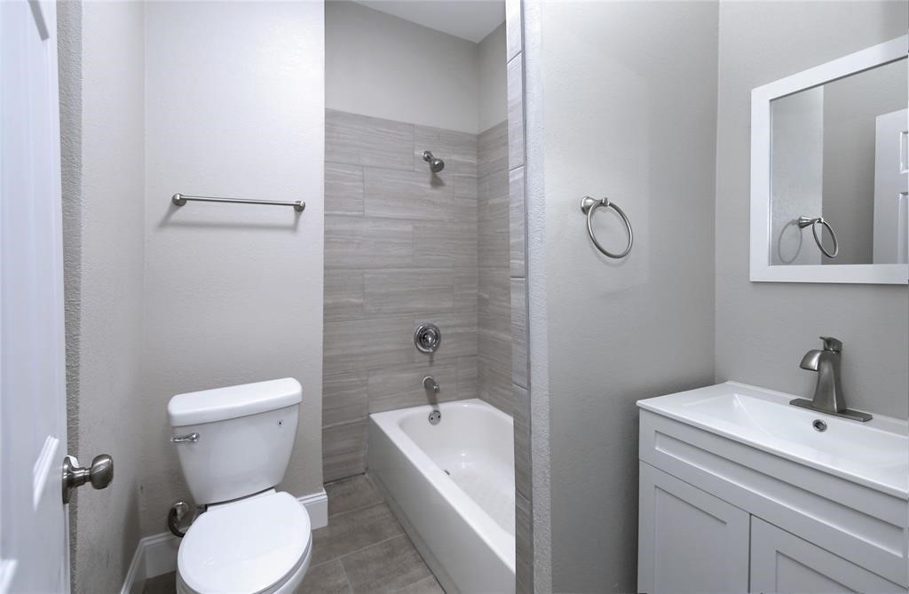 4445 Rusk Street Houston, TX 77023 - Photo 37 of 50 Unit #3 full bath offers contemporary finishes.