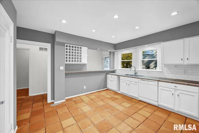 $275,000 | 223 West Hollyridge Circle, Peoria, IL 61614