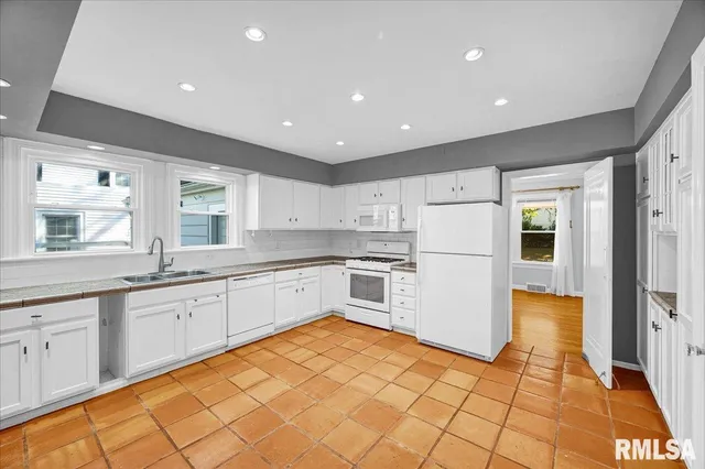 $275,000 | 223 West Hollyridge Circle, Peoria, IL 61614