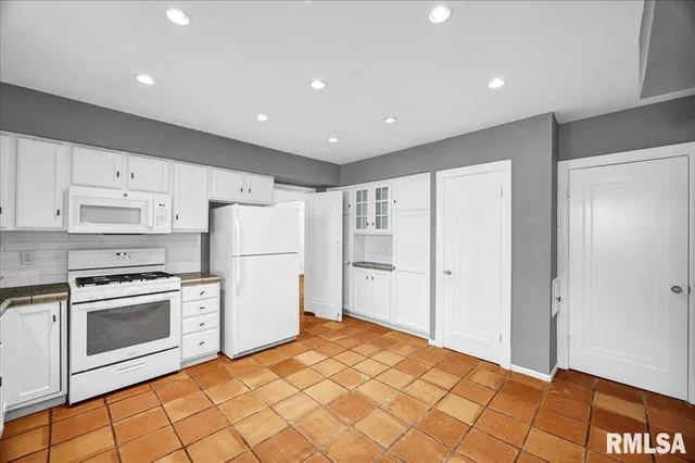 $275,000 | 223 West Hollyridge Circle, Peoria, IL 61614