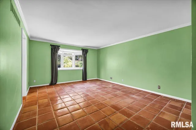 $275,000 | 223 West Hollyridge Circle, Peoria, IL 61614