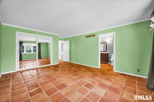 $275,000 | 223 West Hollyridge Circle, Peoria, IL 61614