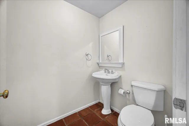 $275,000 | 223 West Hollyridge Circle, Peoria, IL 61614