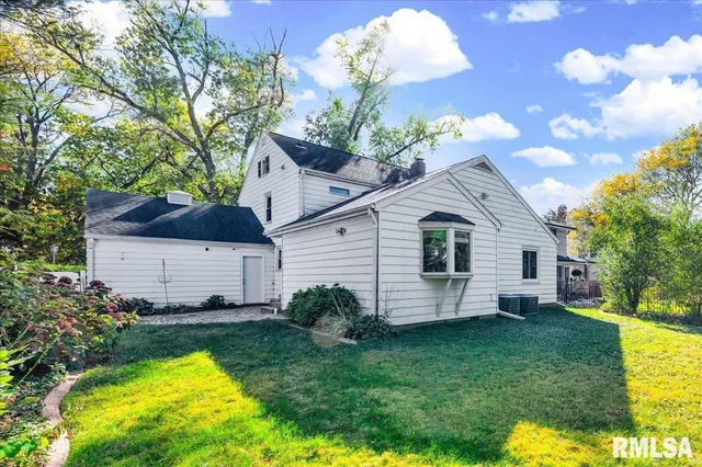 $275,000 | 223 West Hollyridge Circle, Peoria, IL 61614