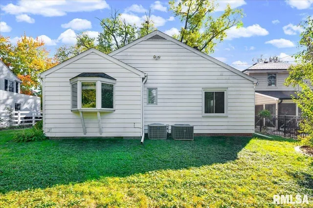 $275,000 | 223 West Hollyridge Circle, Peoria, IL 61614