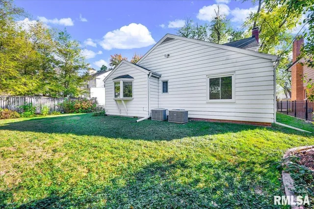 $275,000 | 223 West Hollyridge Circle, Peoria, IL 61614