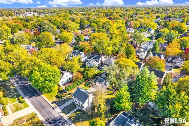 $275,000 | 223 West Hollyridge Circle, Peoria, IL 61614