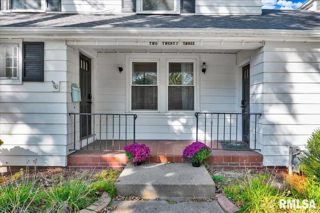 $275,000 | 223 West Hollyridge Circle, Peoria, IL 61614