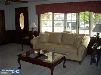 521 Kerr Lane Springfield, PA 19064 - Photo 2 of 11 Living Room