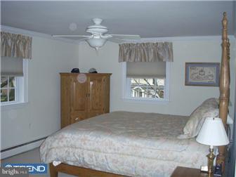 521 Kerr Lane Springfield, PA 19064 - Photo 6 of 11 Bedroom - Main
