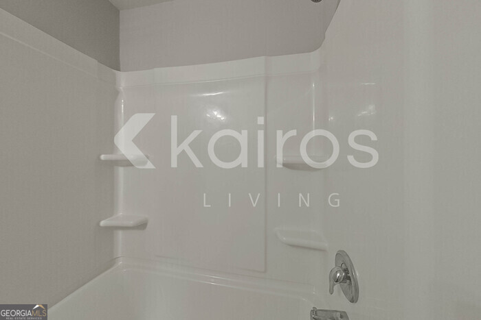 236 Sunrise Circle Midway, GA 31320 - Photo 10 of 31 a bathroom with a shower