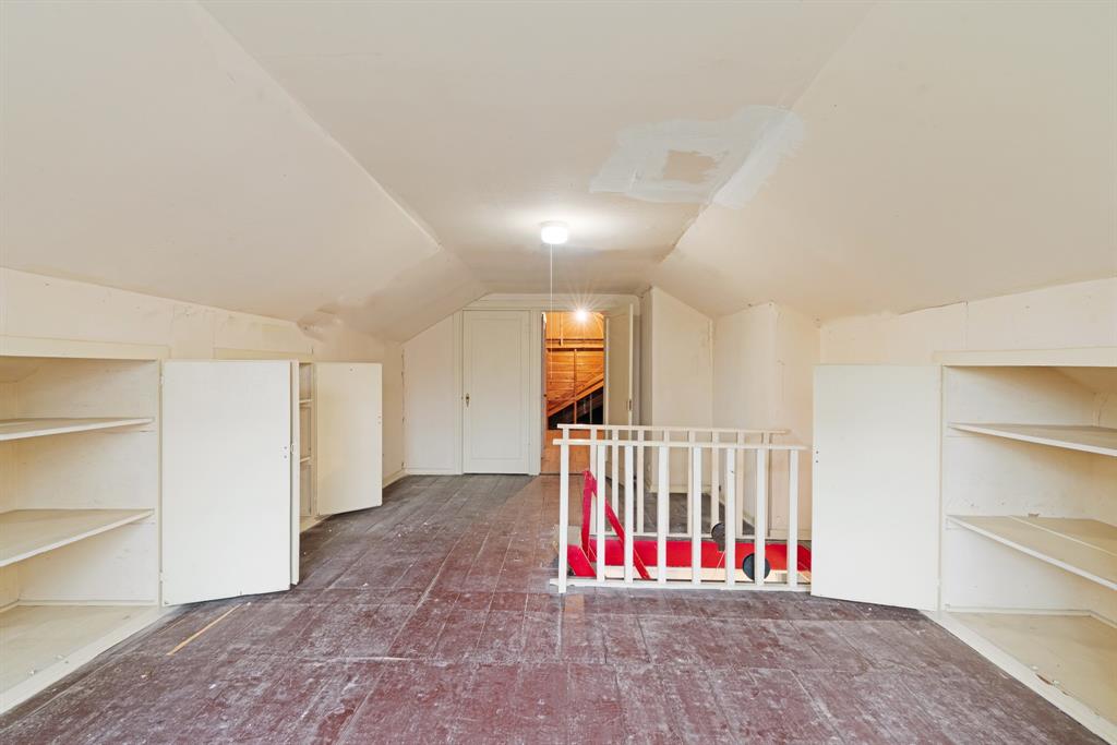 2257 Cleveland Street Paris, TX 75460 - Photo 38 of 39 Additional living space with built in shelves and vaulted ceiling
