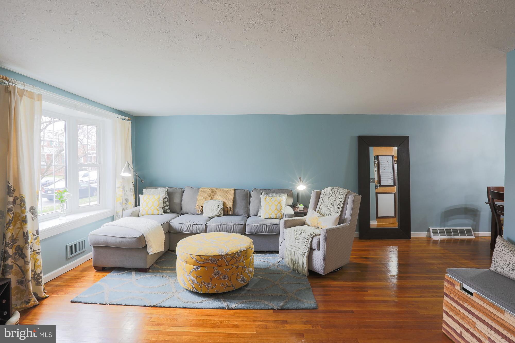7368 Edsworth Road Baltimore, MD 21222 - Photo 2 of 29 Living Room