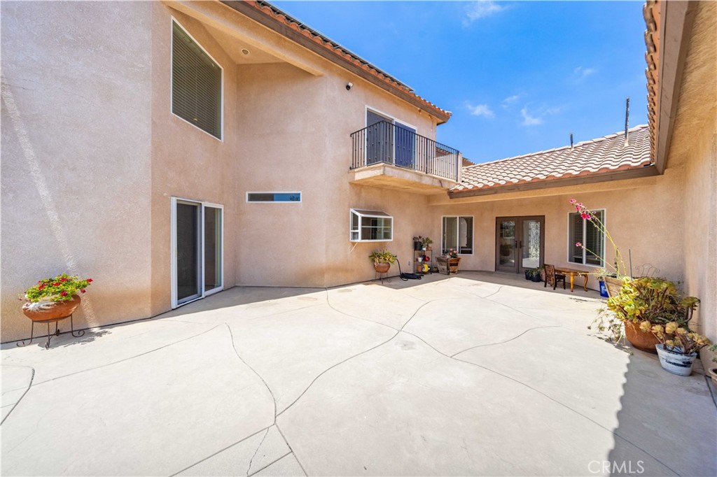 13675 Davenport Road Agua Dulce, CA 91390 - Photo 33 of 51 Courtyard