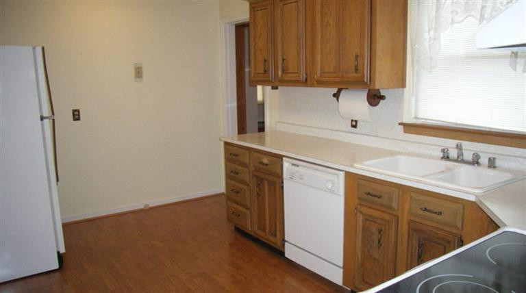 272 Burke Road Lexington, KY 40511 - Photo 7 of 11 Plenty of countertop prearation space!