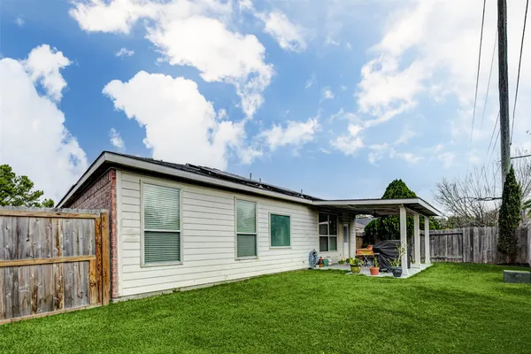 a view of a house with backyard