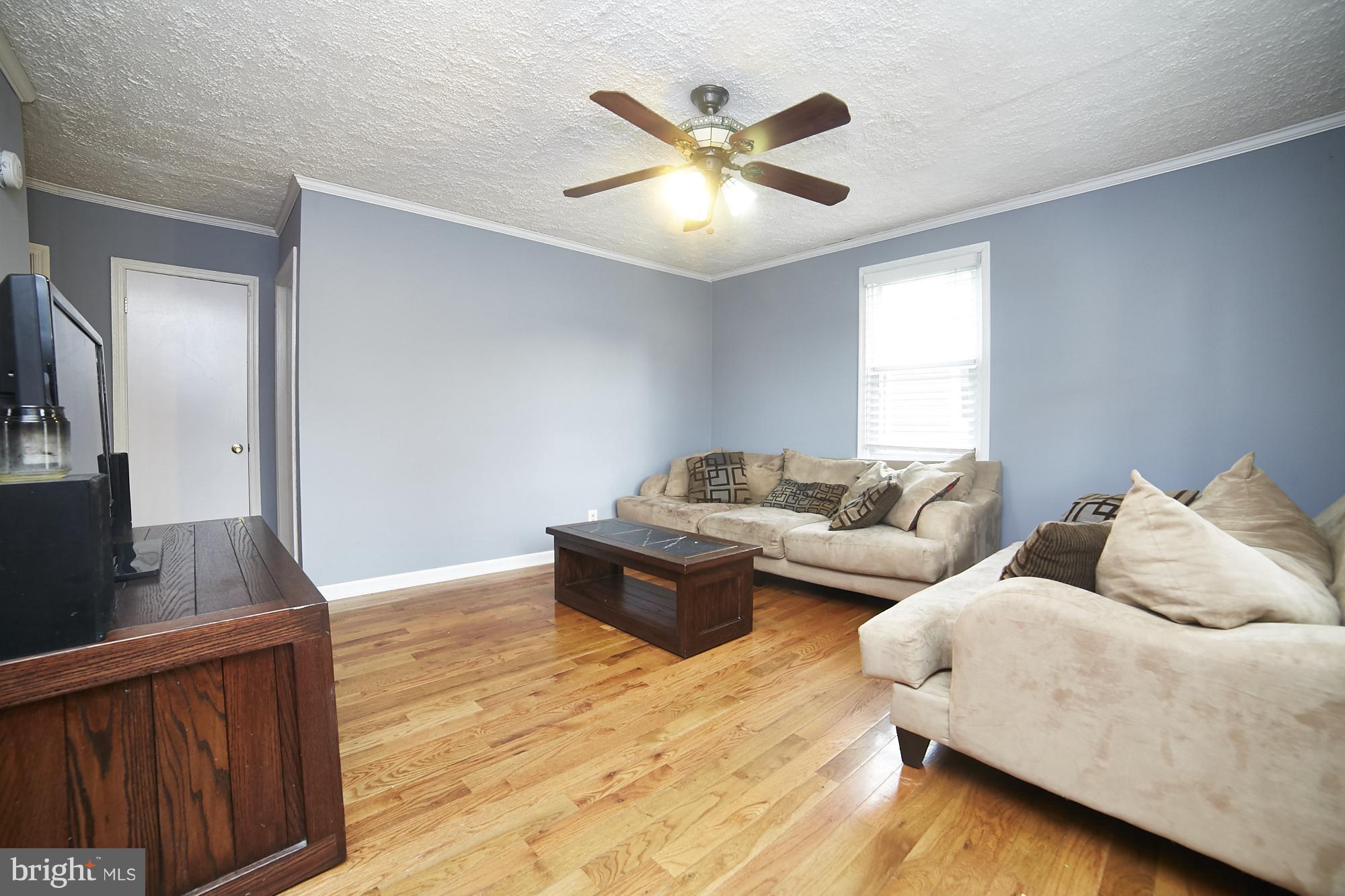 833 Martin Road Baltimore, MD 21221 - Photo 2 of 30 Living Room