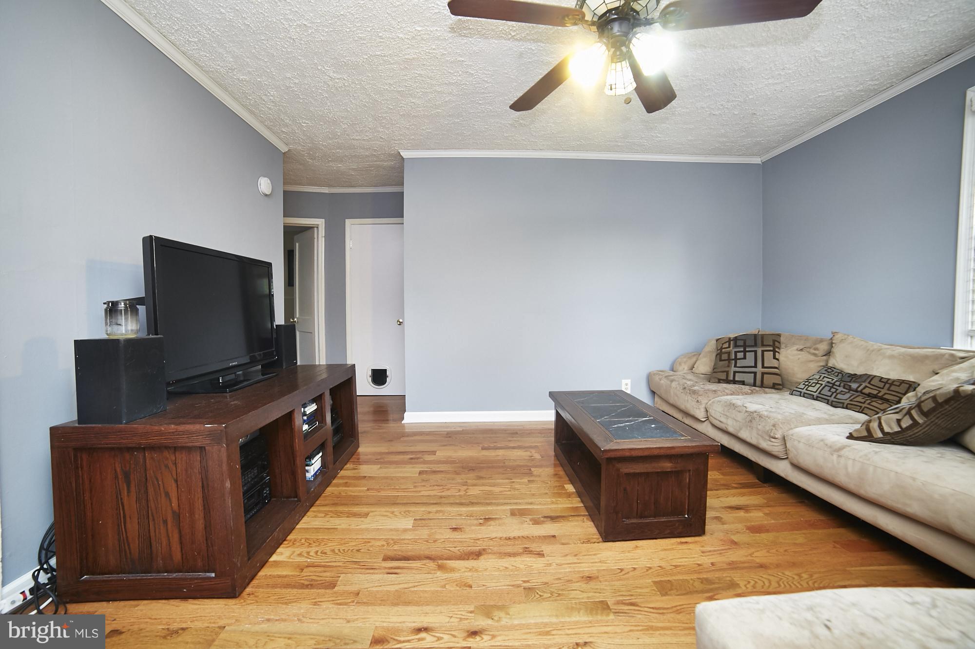833 Martin Road Baltimore, MD 21221 - Photo 3 of 30 Living Room