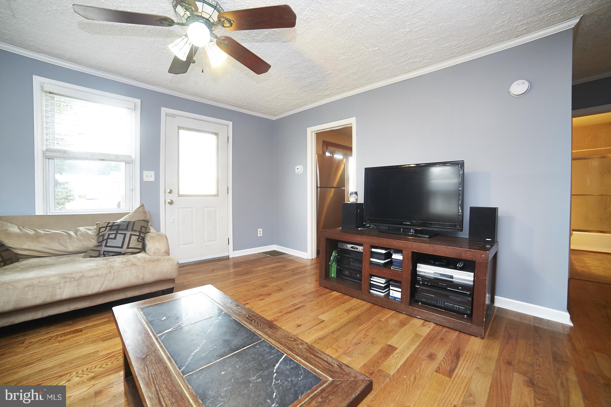 833 Martin Road Baltimore, MD 21221 - Photo 5 of 30 Living Room