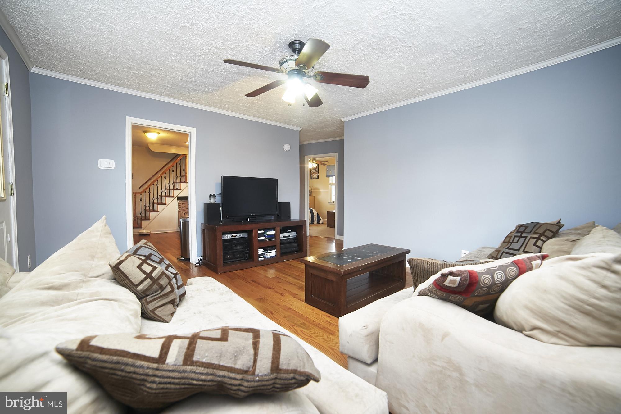 833 Martin Road Baltimore, MD 21221 - Photo 6 of 30 Living Room