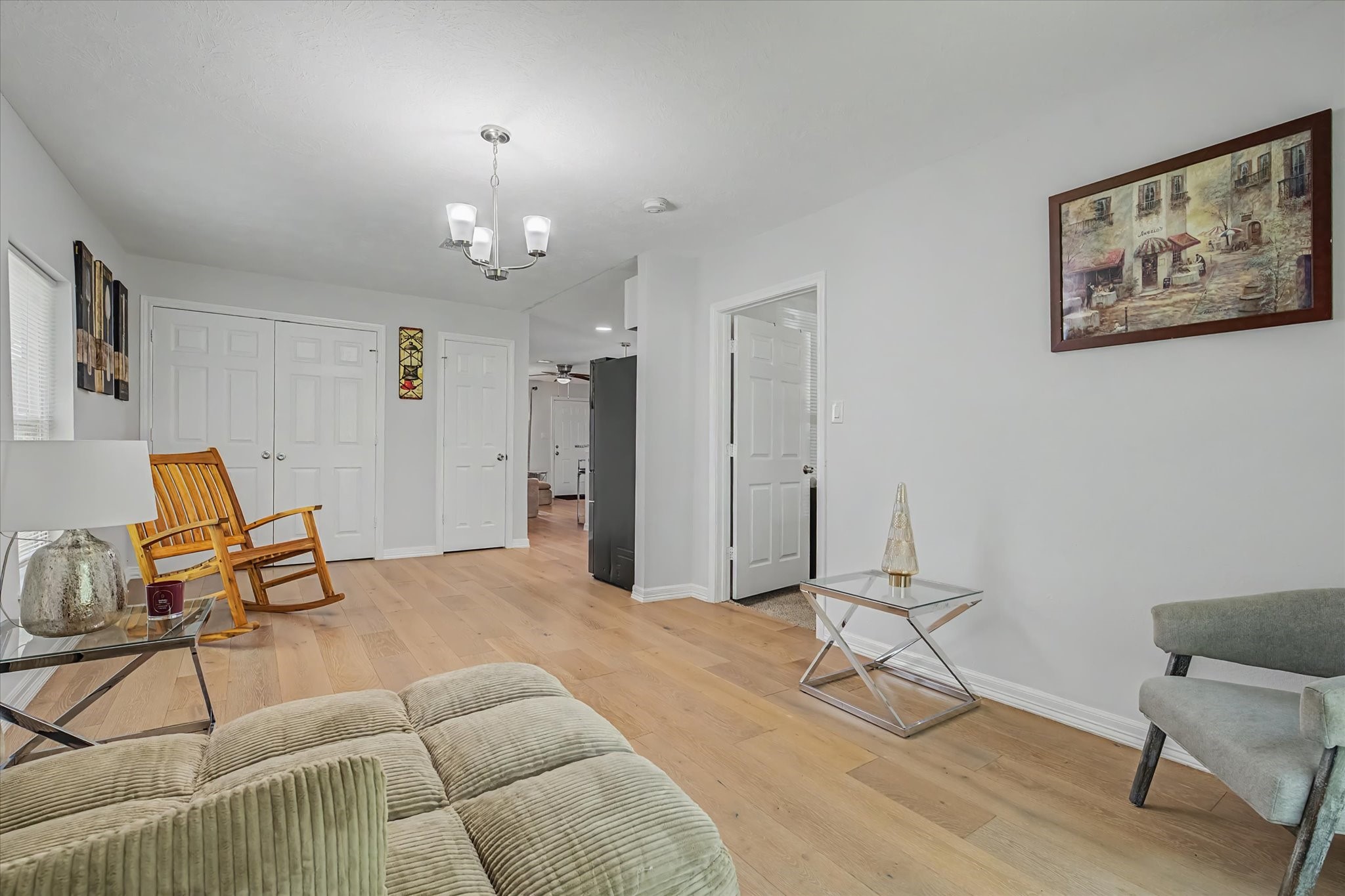 6834 New York Street Houston, TX 77021 - Photo 17 of 39 Versatile space with plenty of room to arrange a dining table alongside a cozy secondary seating area.