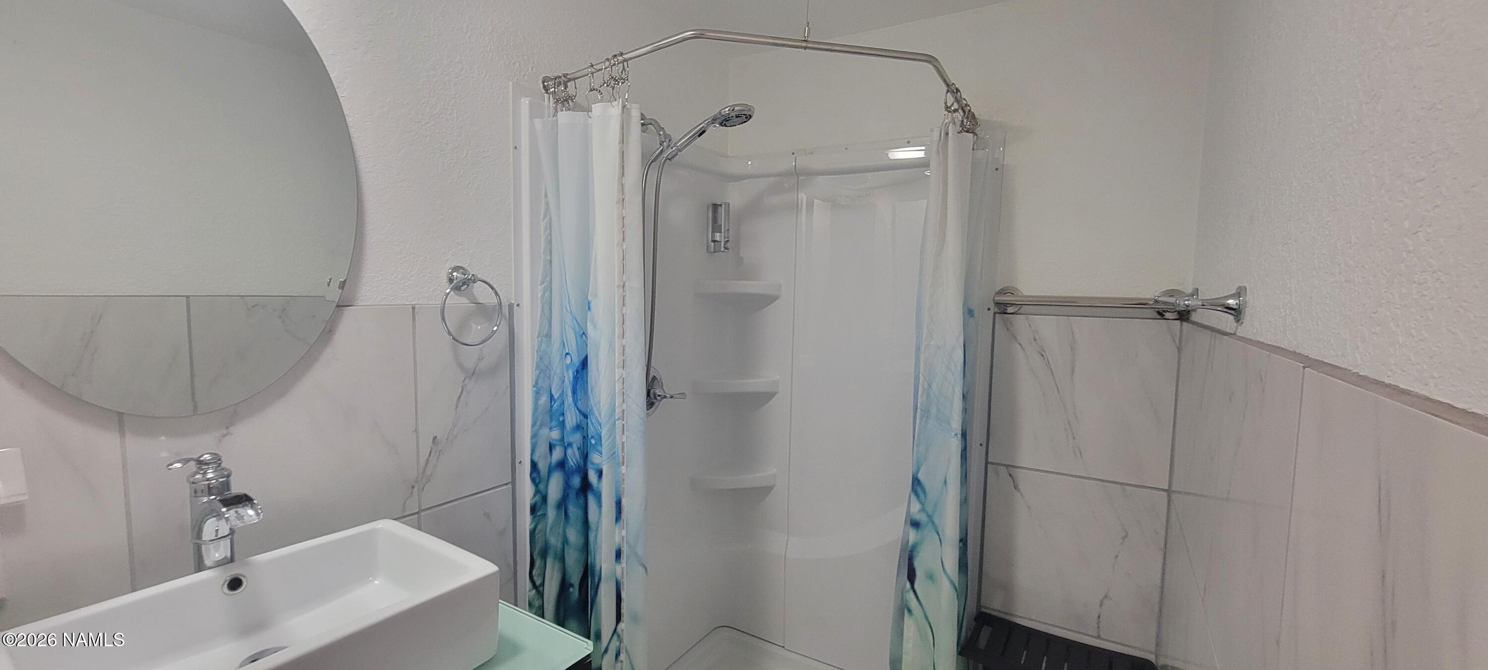 4650 Juniper Road Williams, AZ 86046 - Photo 9 of 28 a bathroom with a shower and a tub