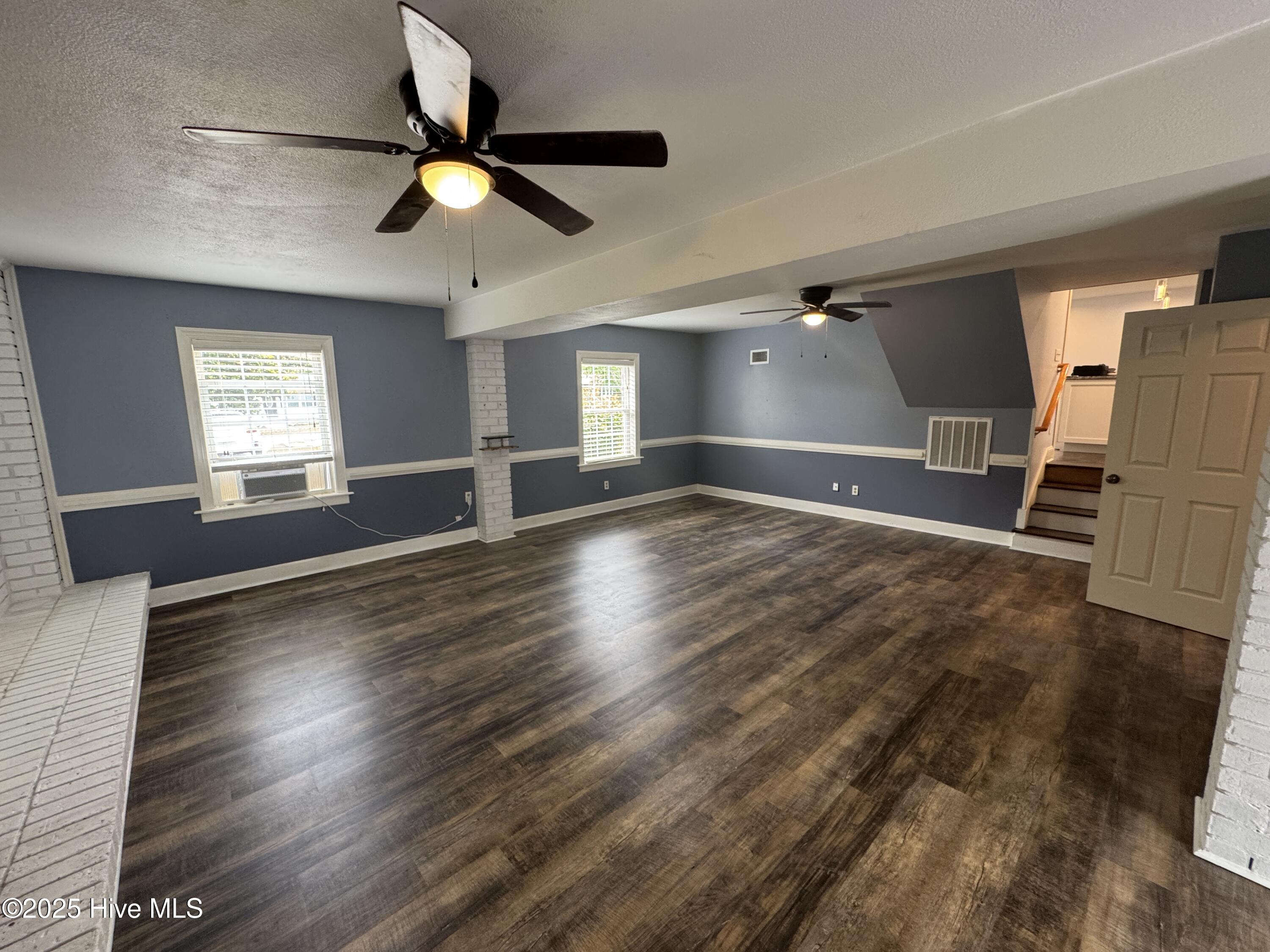 210 Spartan Road Wilmington, NC 28405 - Photo 10 of 27 Living Room