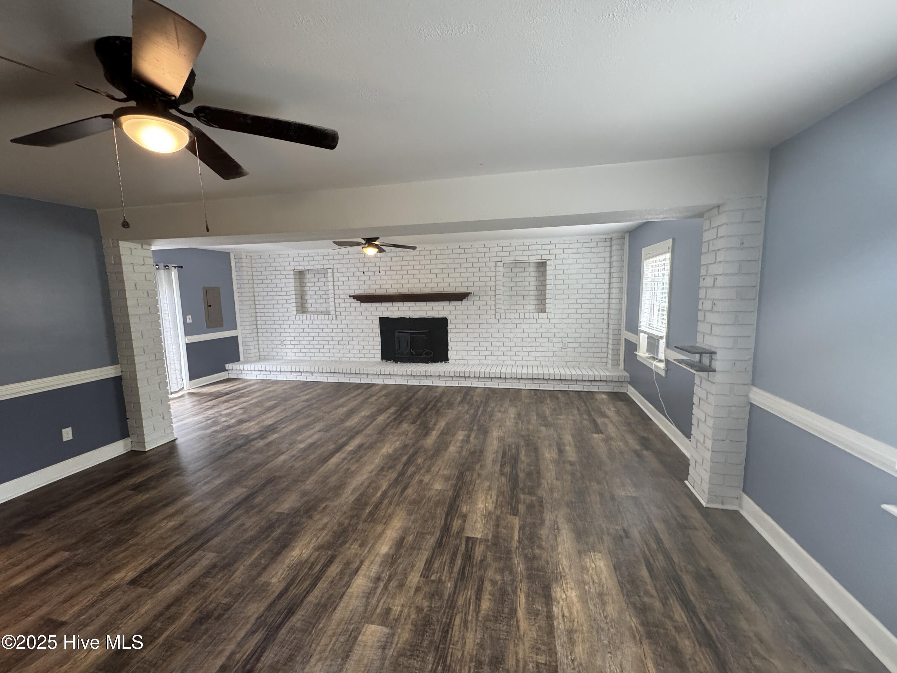 210 Spartan Road Wilmington, NC 28405 - Photo 9 of 27 Living Room