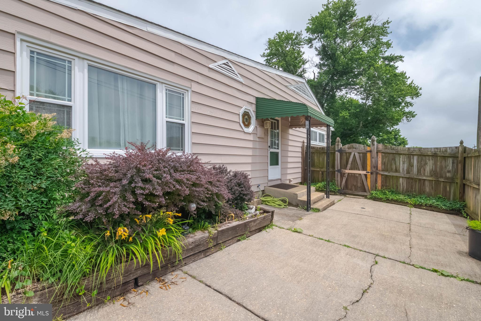 8600 Saddler Road Parkville, MD 21234 - Photo 39 of 39 a garden view with a seating space