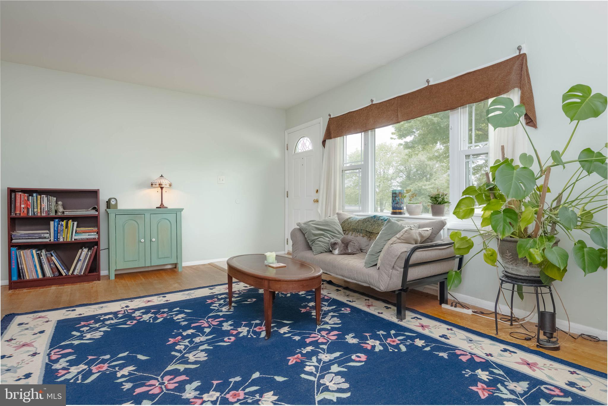 8600 Saddler Road Parkville, MD 21234 - Photo 5 of 39 a living room with furniture and a book shelf