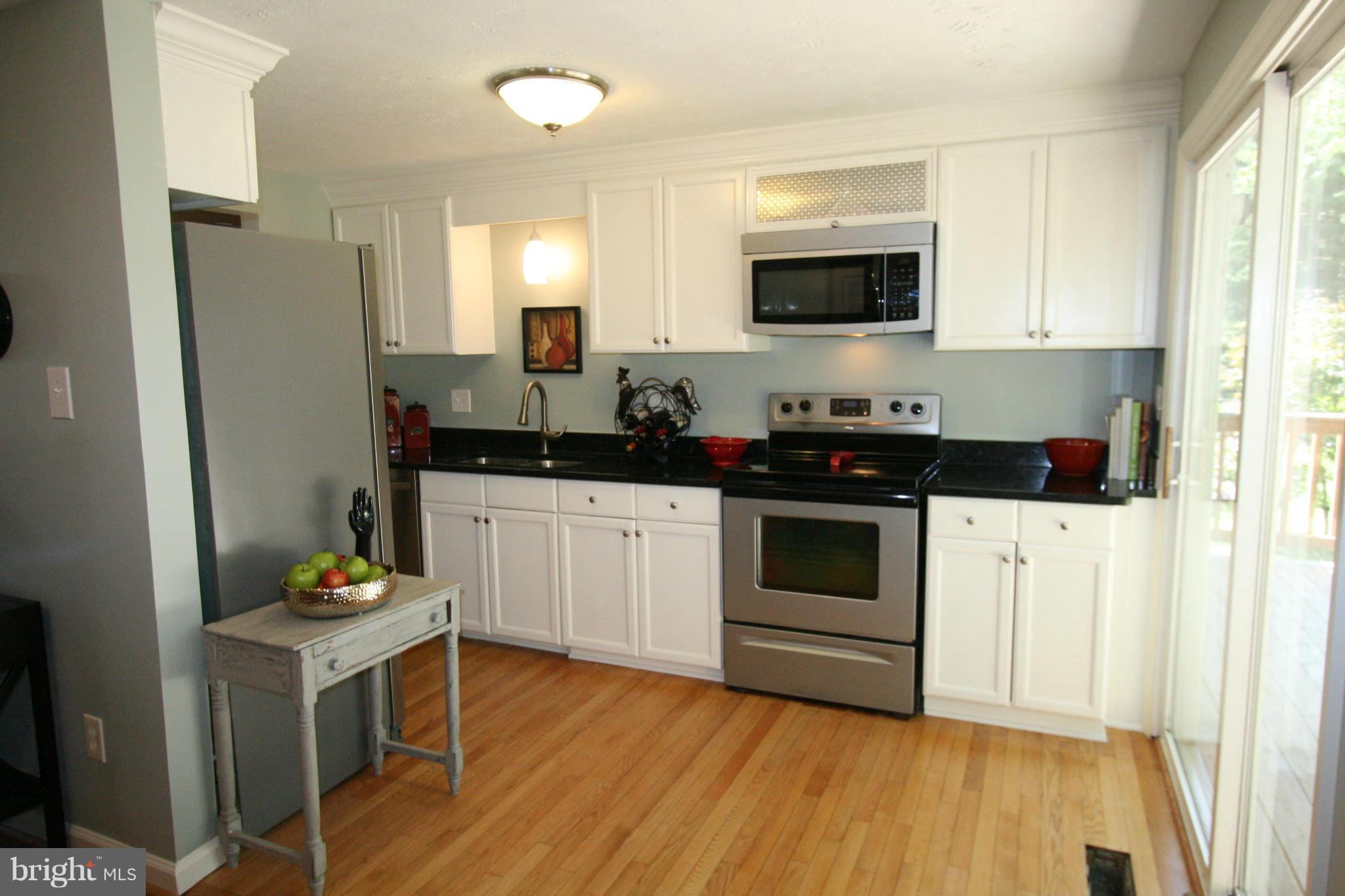 6116 Mantle Road Burke, VA 22015 - Photo 7 of 30 Pretty and Functional!