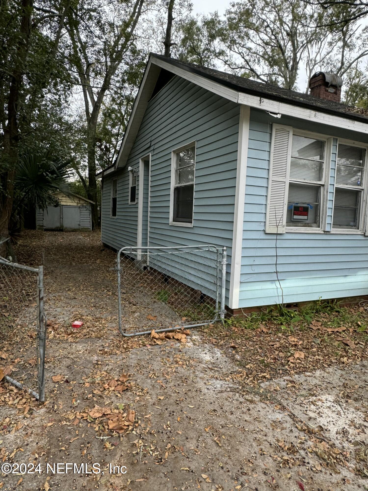 822 Saranac Street Jacksonville, FL 32254 - Photo 17 of 17 a backyard of a house