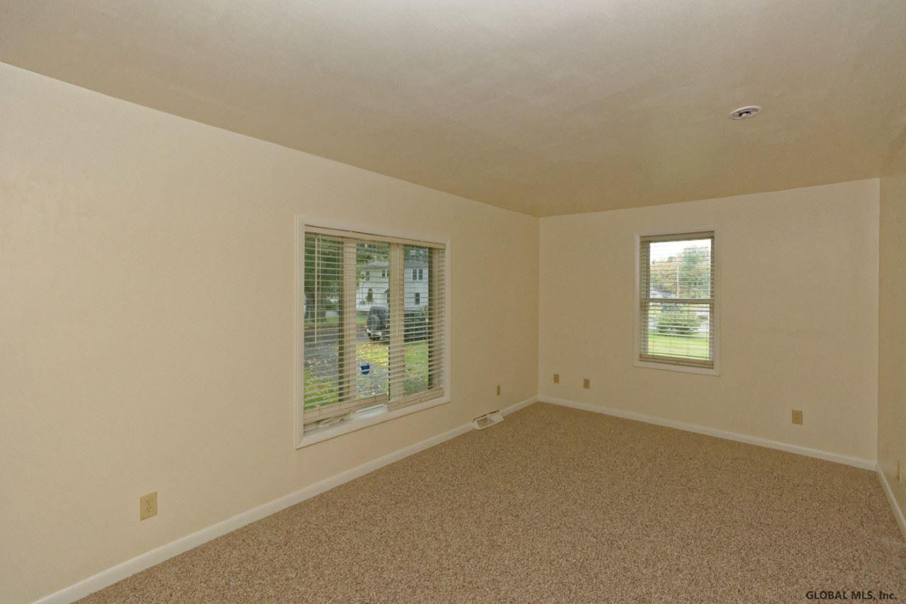 88 New Turnpike Road Troy, NY 12182 - Photo 8 of 40 Livingroom