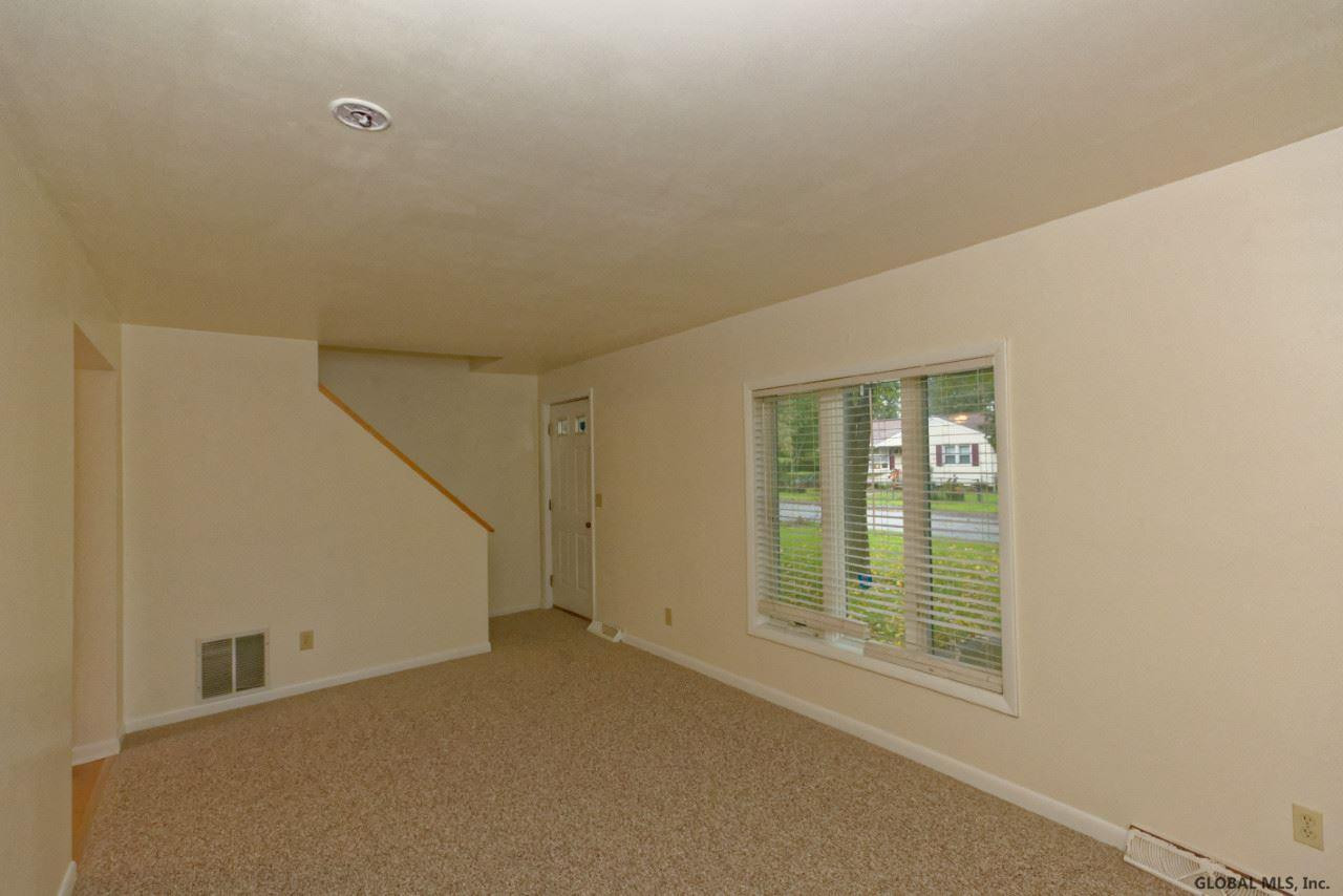 88 New Turnpike Road Troy, NY 12182 - Photo 9 of 40 Living room