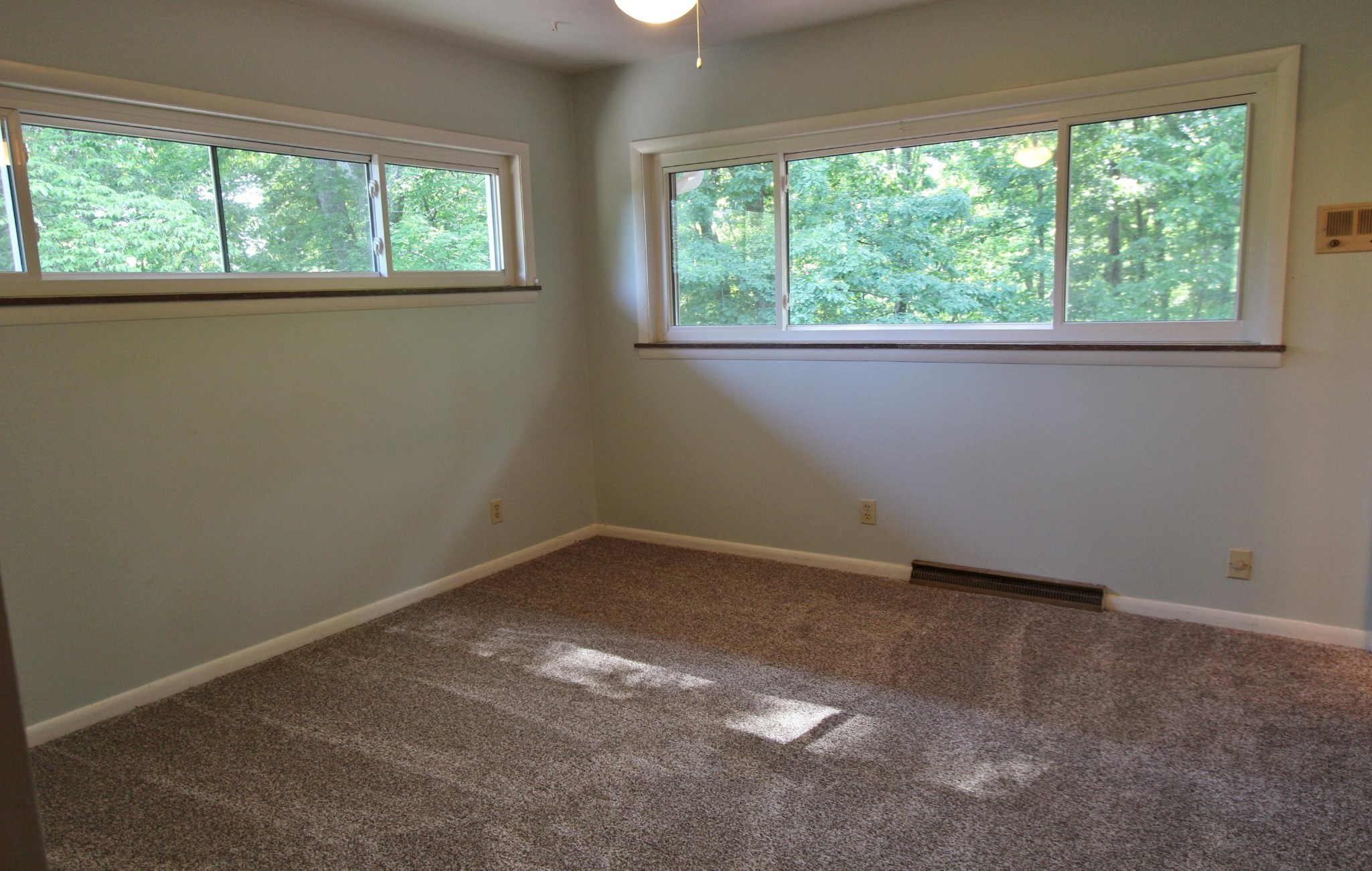 133 North Seneca Road Oak Ridge, TN 37830 - Photo 20 of 35 an empty room with a window