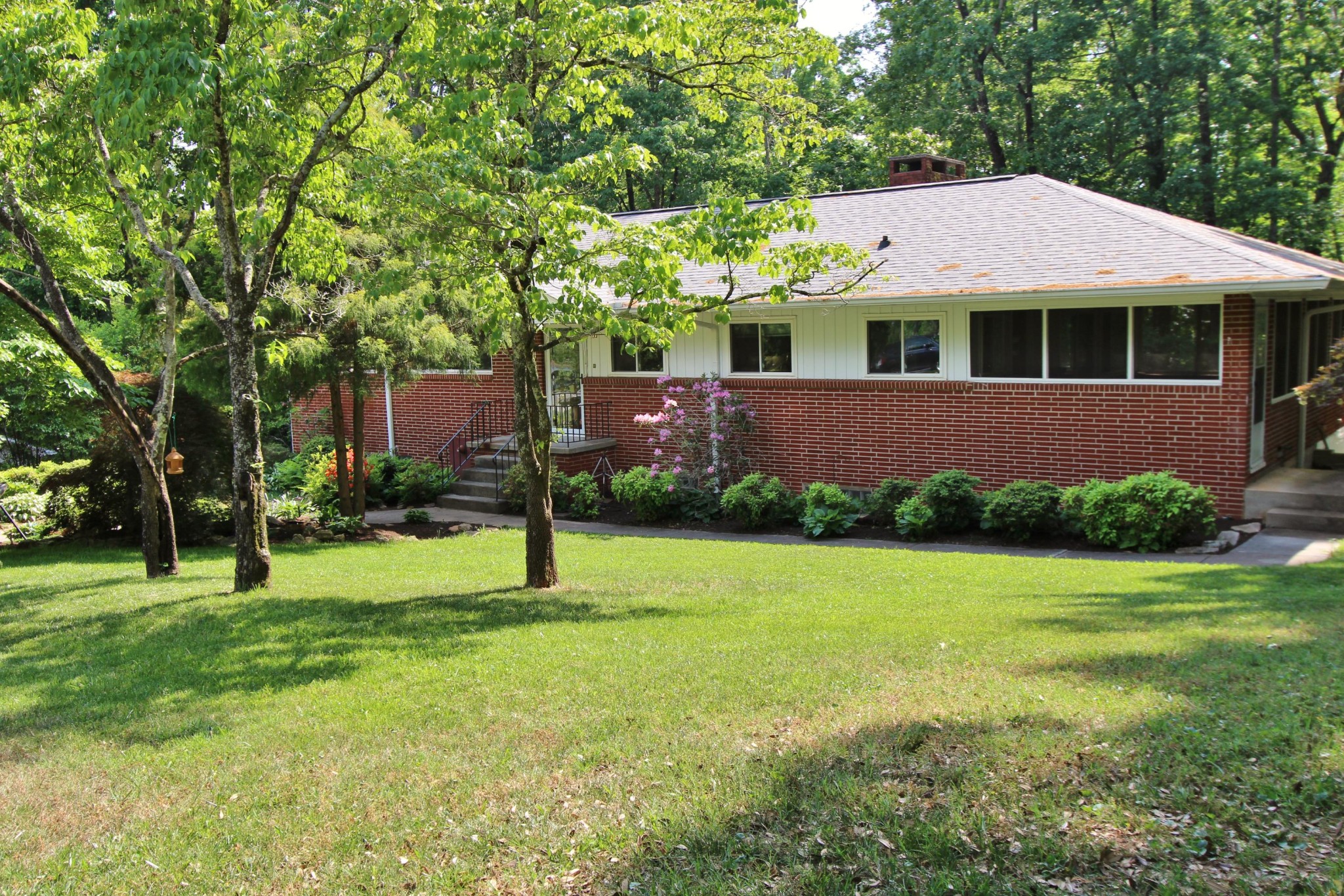 133 North Seneca Road Oak Ridge, TN 37830 - Photo 2 of 35 a front view of a house with a yard