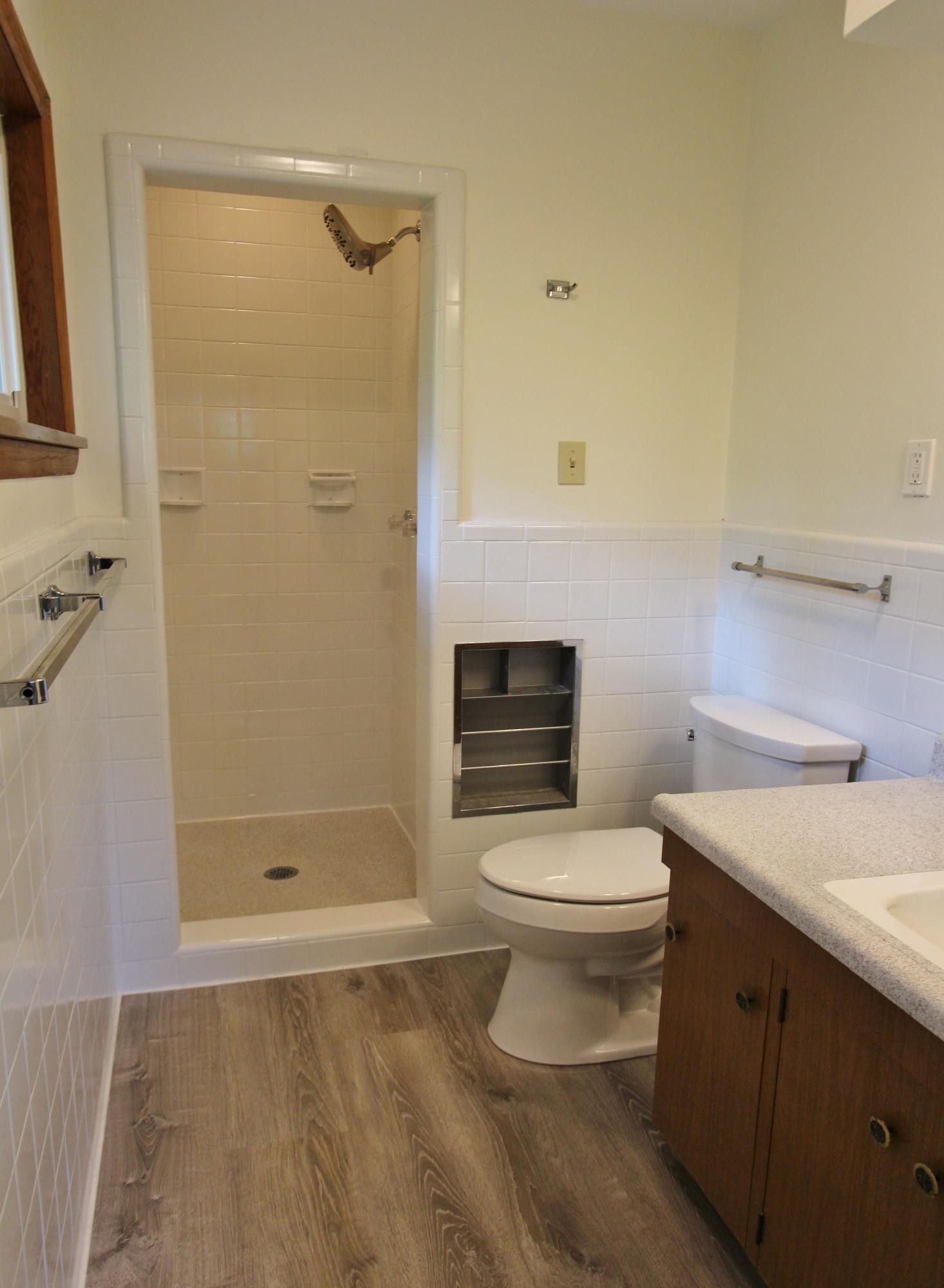 133 North Seneca Road Oak Ridge, TN 37830 - Photo 22 of 35 a bathroom with a sink a toilet and shower
