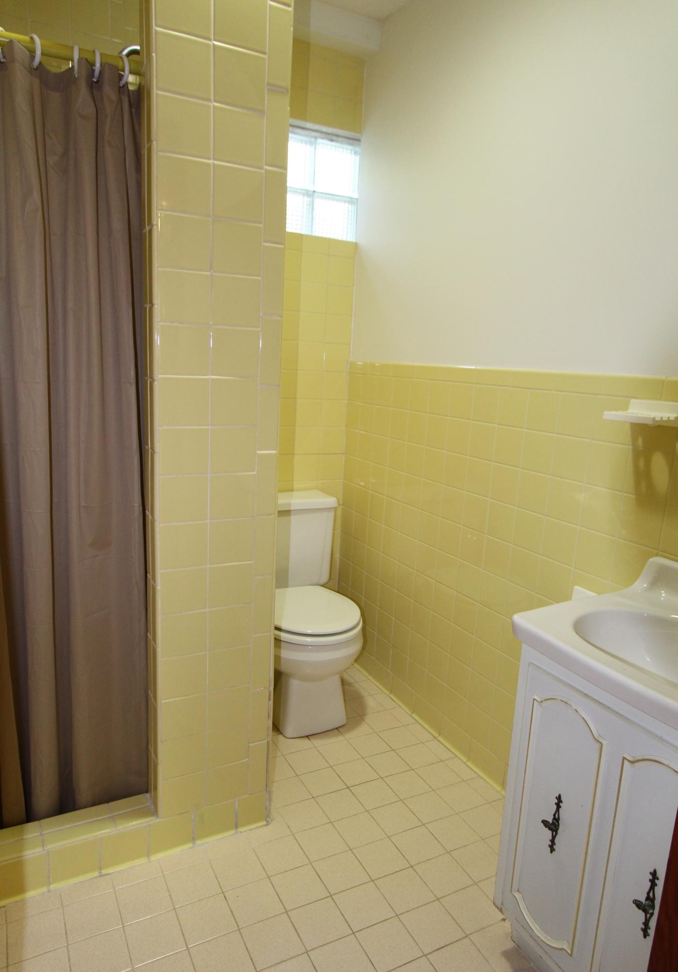 133 North Seneca Road Oak Ridge, TN 37830 - Photo 32 of 35 a bathroom with a toilet a sink and shower