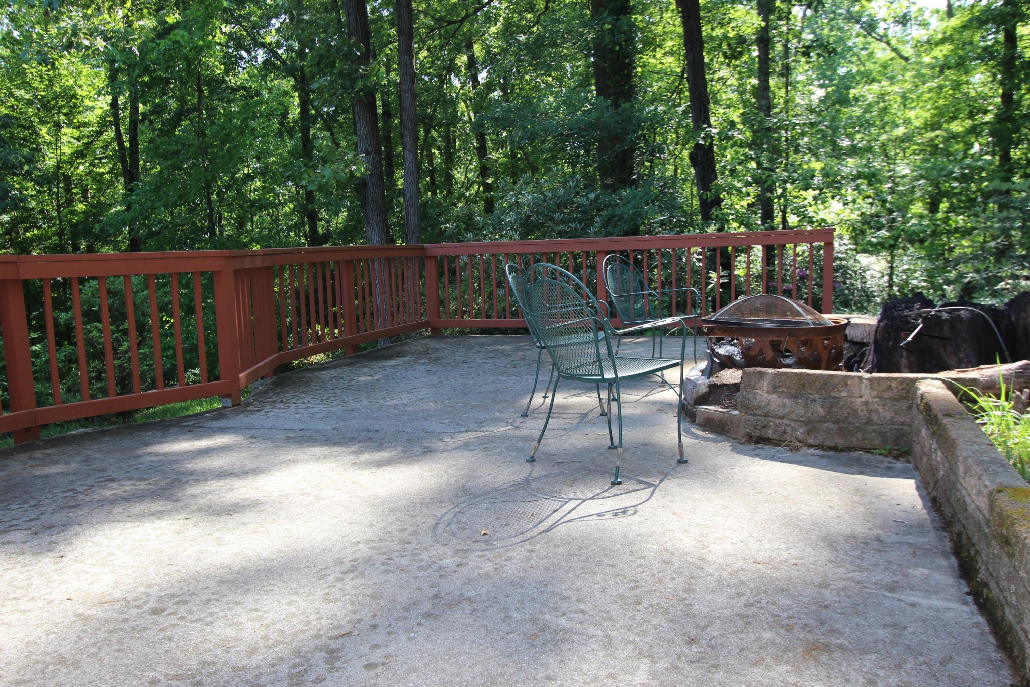 133 North Seneca Road Oak Ridge, TN 37830 - Photo 4 of 35 a view of a chairs and tables in the back yard
