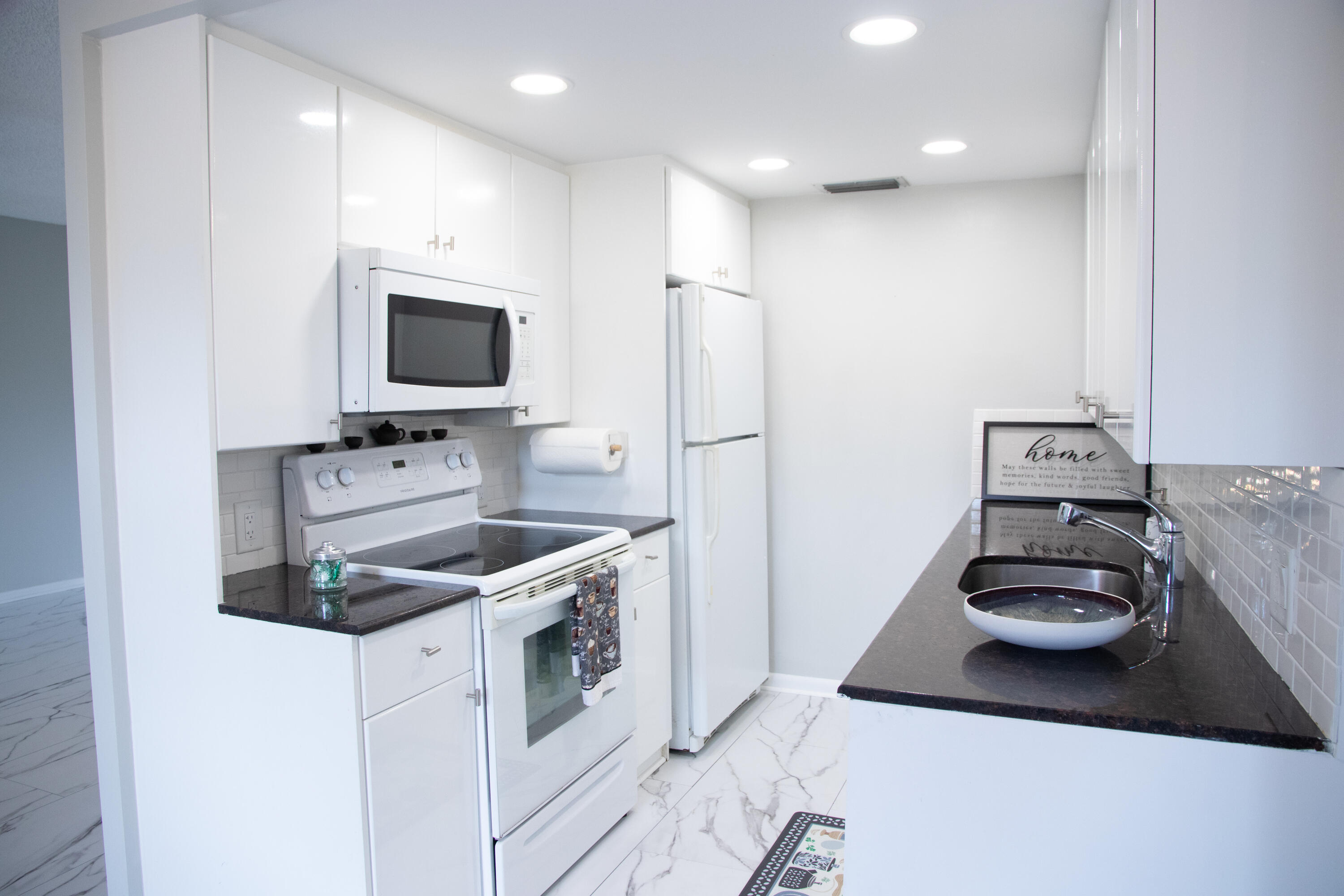 3085 Cornwall East Boca Raton, FL 33434 - Photo 10 of 14 Kitchen