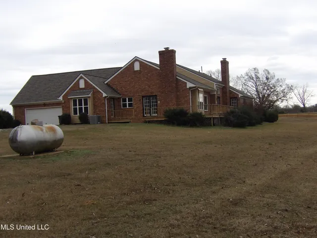 $460,000 | 115 Valentine Road, Holly Springs, MS 38635