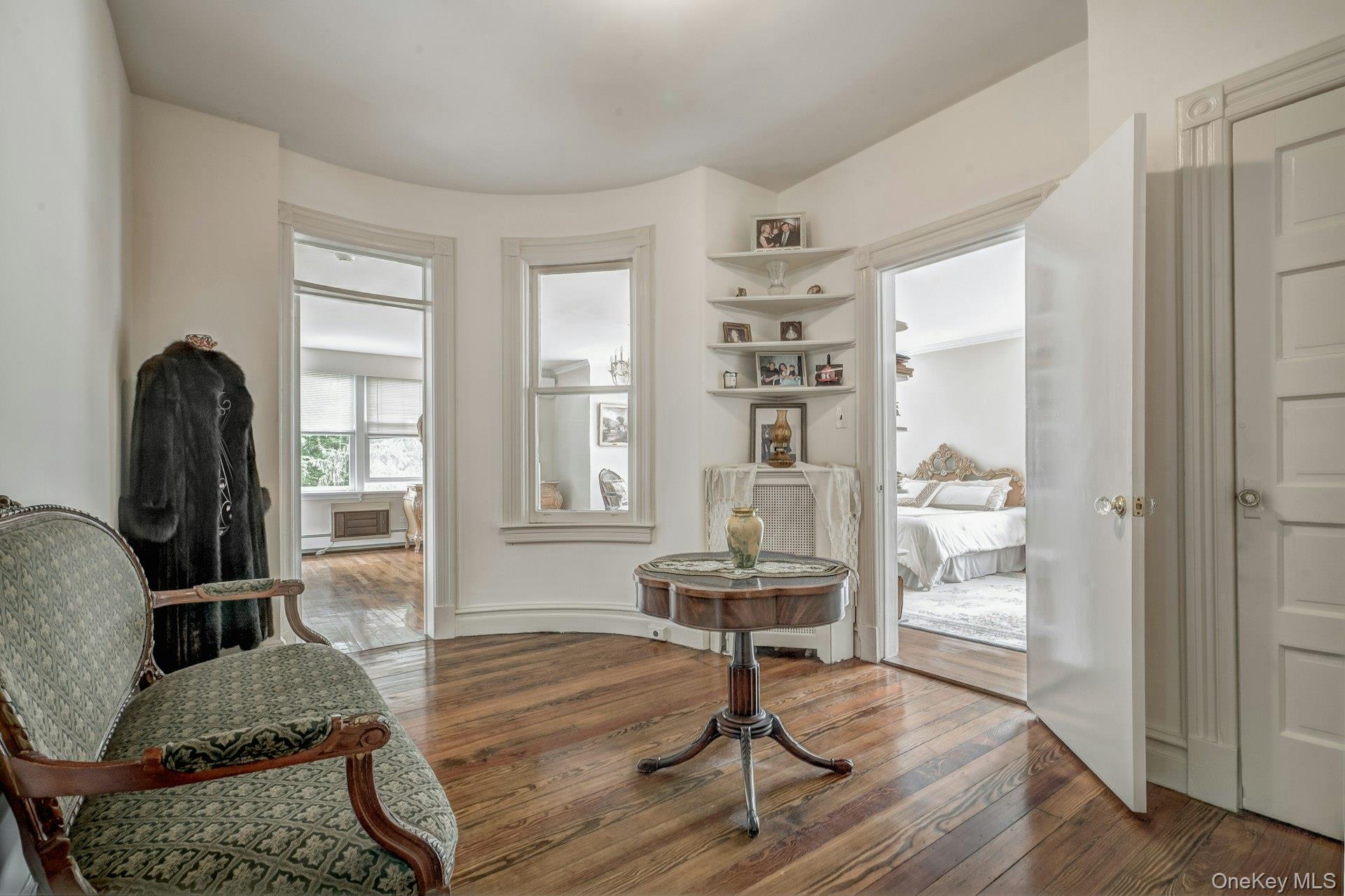 89 Duck Pond Road Glen Cove, NY 11542 - Photo 33 of 48 a living room with furniture