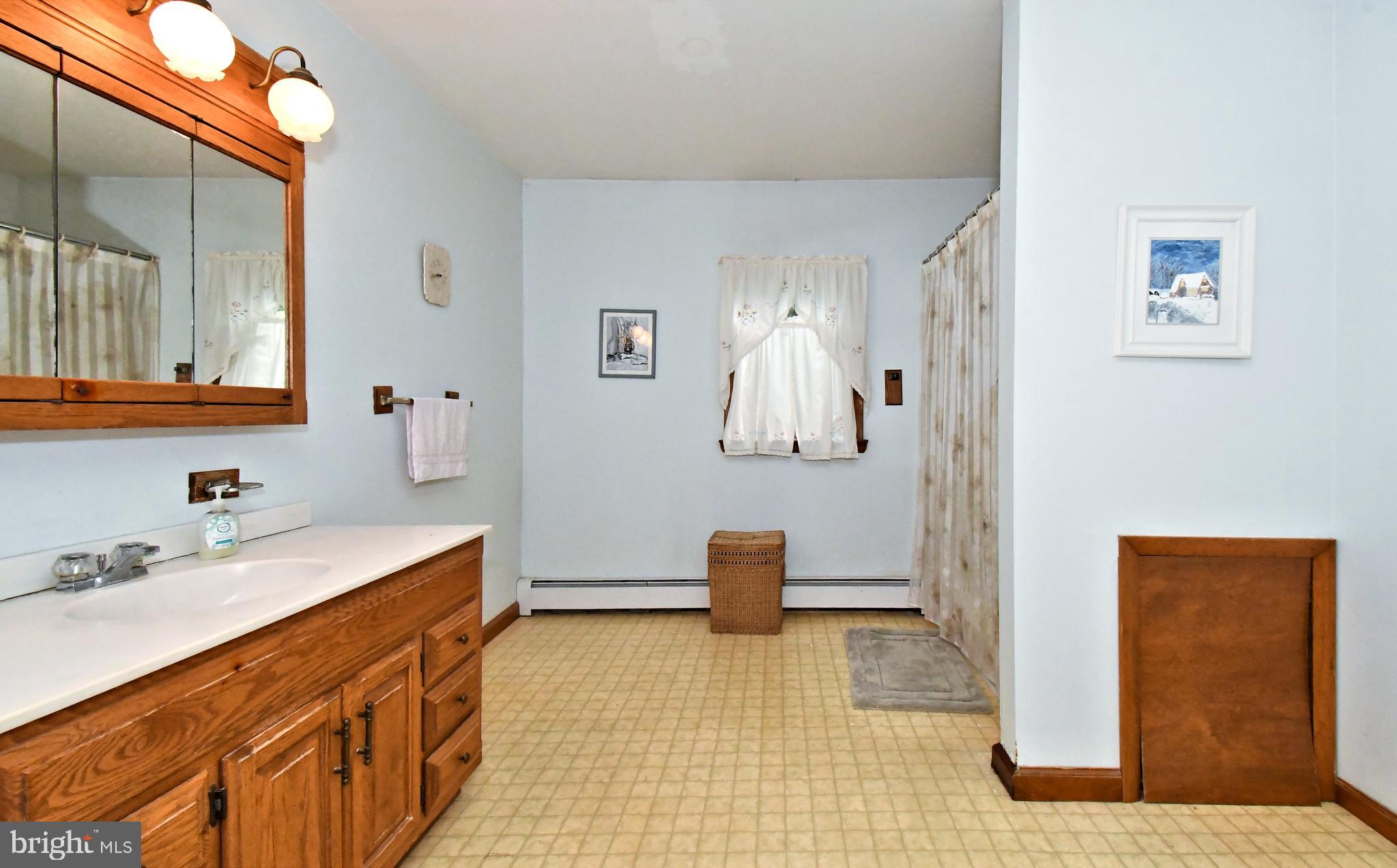 500 Burton Road Oreland, PA 19075 - Photo 41 of 54 2nd floor full bathroom with tub