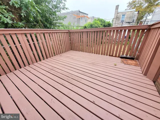 a view of a yard and front view of a building